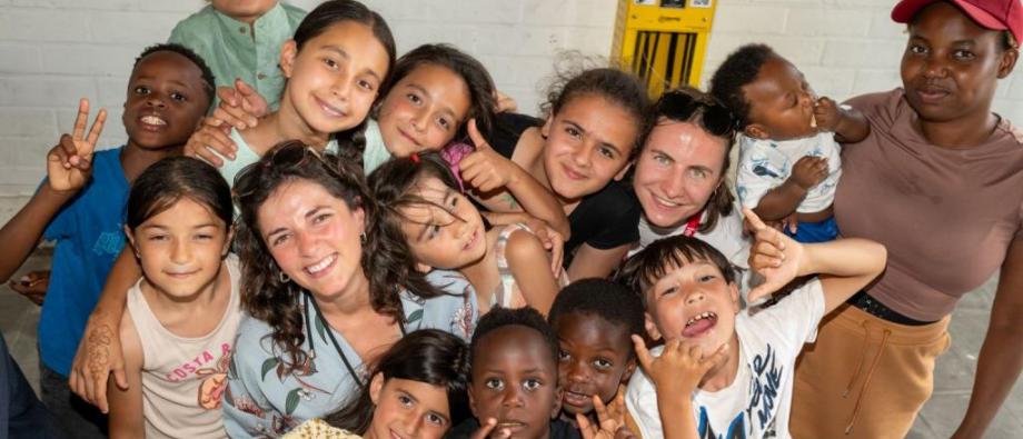 De kinderen knuffelden hun huiswerkbegeleiders