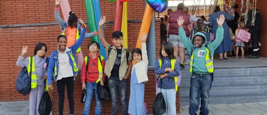 Kinderen aan de schoolpoort