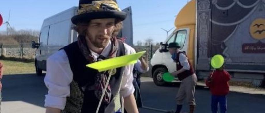 Personne qui joue avec une assiette de cirque