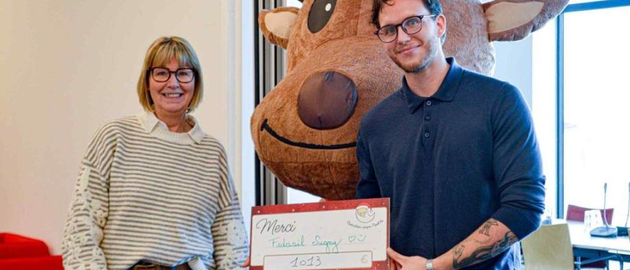 Pose avec le chèque devant comète