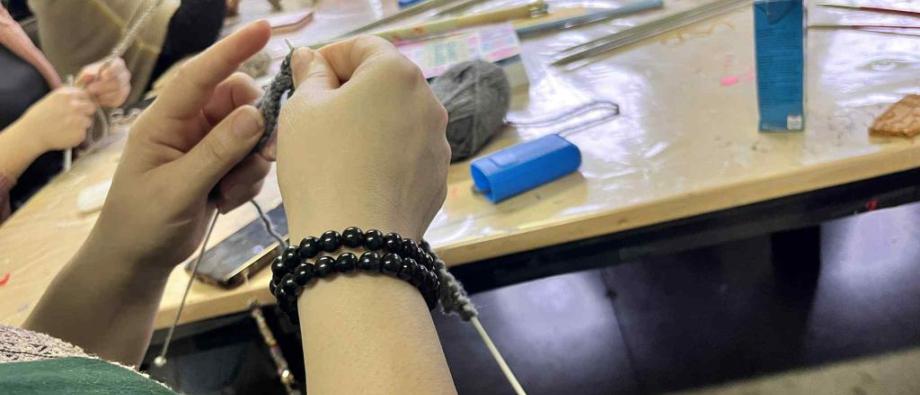 Dame entrain de tricoter