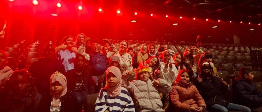 Een leuke groepsfoto na het optreden van de Sint!