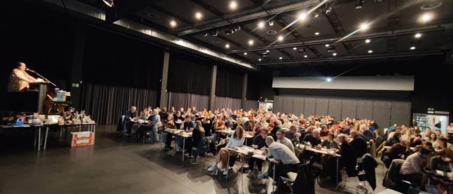 De zaal zit helemaal vol! De quiz gaat van start!