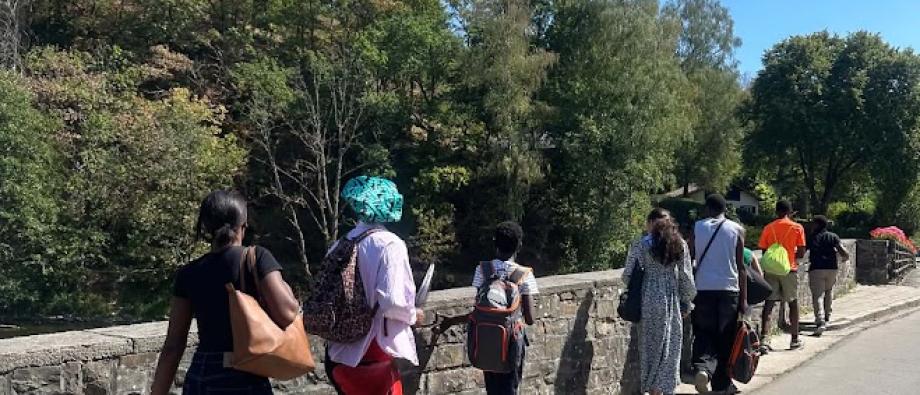 Jeunes qui marchent au soleil