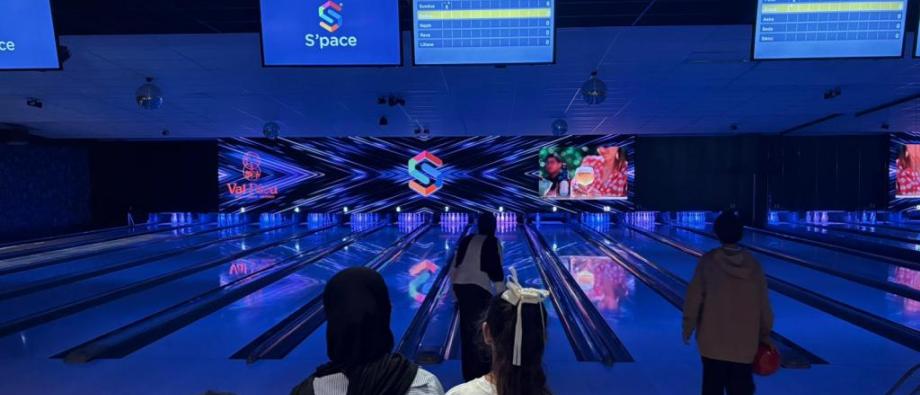 Nos résidents initiés au bowling, s'y sont donnés à coeur-joie pendant 2 heures. Difficile de retourner au centre, l'expérience a rencontré l'euphorie des enfants.