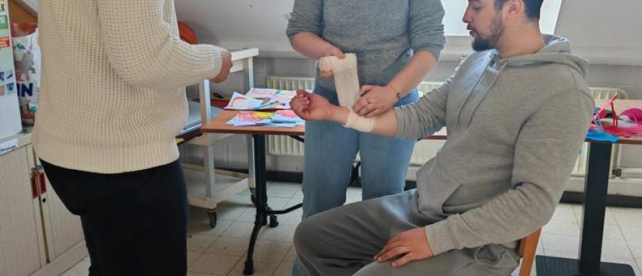 Les employés de Fedasil ont fait autant de théorie que de pratique. Ici, "comment faire un bandage"..