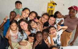 De kinderen knuffelden hun huiswerkbegeleiders