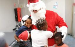 enfants heureux avec Père Noël