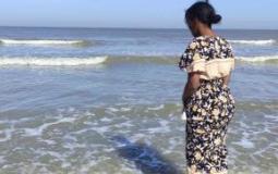 Jongere aan zee
