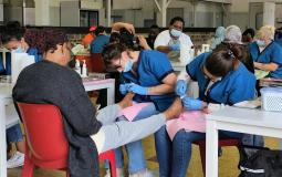 Les élèves pédicures de Podialux mettent leurs connaissances au service du bien-être des résidents.