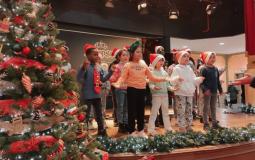 Kinderen op het podium in het Plopsahotel.