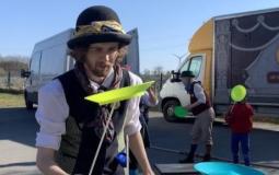 Personne qui joue avec une assiette de cirque