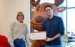 Pose avec le chèque devant comète