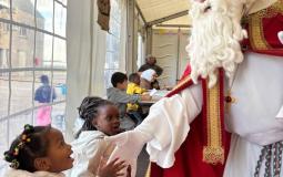 Sinterklaas geeft een hand aan een blij kindje!
