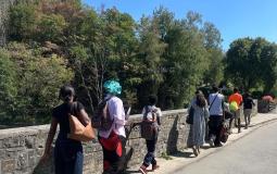 Jeunes qui marchent au soleil
