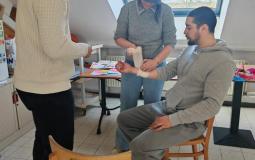 Les employés de Fedasil ont fait autant de théorie que de pratique. Ici, "comment faire un bandage"..